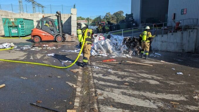 FW Voerde: Gewerbebrand in Voerder Entsorgungsbetrieb