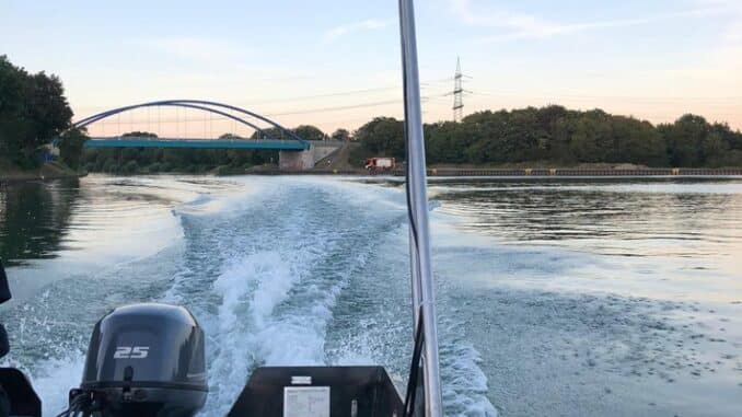 FW Voerde: Grosseinsatz für Feuerwehr, Polizei &amp; DLRG auf dem Rhein - Personen wurden vermisst