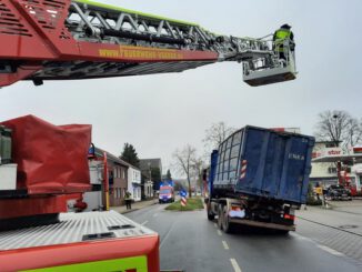 FW Voerde: Ladung verrutscht auf LKW