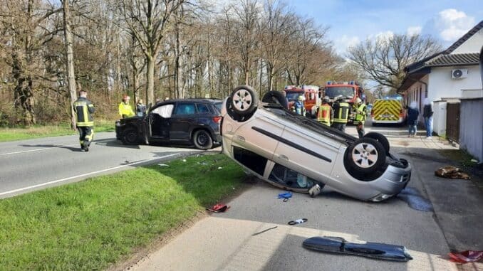 FW Voerde: Verkehrsunfall auf der B8 in Voerde