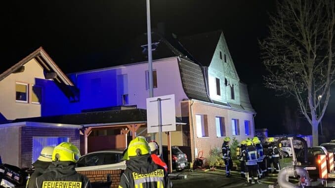 FW-WAF: Bewohner vom Rauch überrascht - Drei Personen konnten sich in Sicherheit bringen