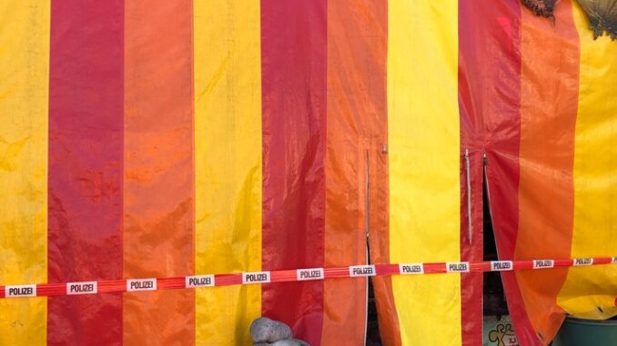 FW-WAF: Losverkaufswagen brennt auf Kirmes