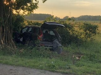 FW-WAF: Verkehrsunfall PKW vor Baum