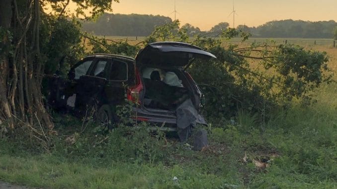 FW-WAF: Verkehrsunfall PKW vor Baum