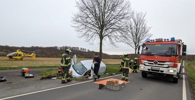FW-WRN: 16.03.2023 &gt; 10:10 Uhr - 11:15 Uhr TH_PERSON_KLEMMT - LZ1 - VU, PKW im Graben, Person im PKW eingeschlossen