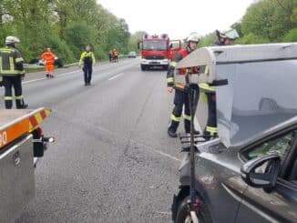 FW-WRN: 2RTW_1NEF - VU zwischen 2 PKW, keiner eingeklemmt, vermutlich 2 Verletzte