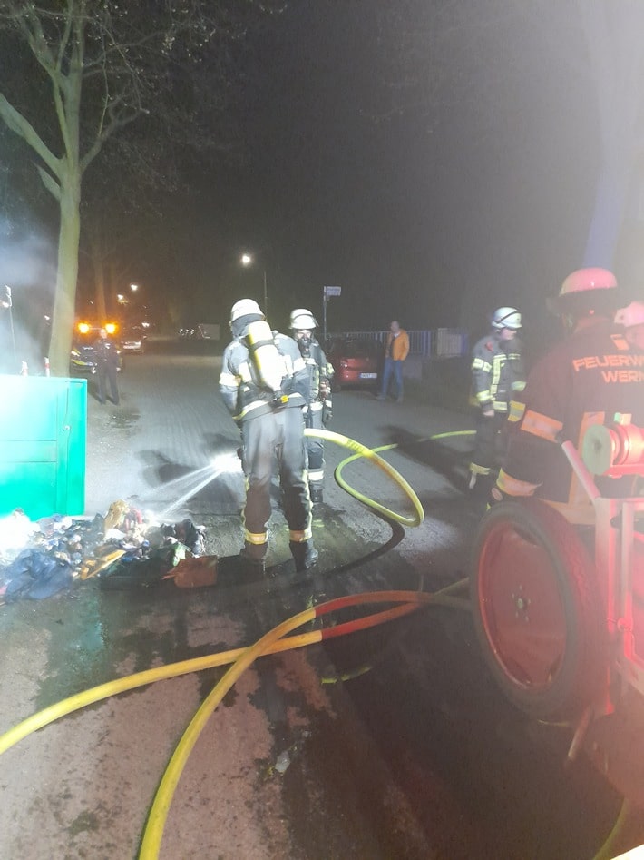 FW-WRN: FEUER_1 - LZ1 - Altkleidercontainer brennt