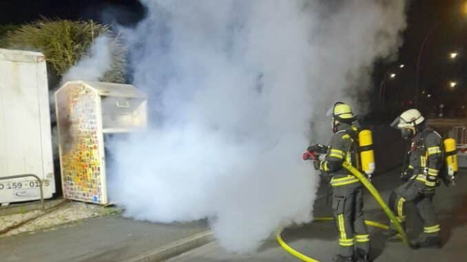 FW-WRN: FEUER_1 - LZ1 - brennt Altkleider Container