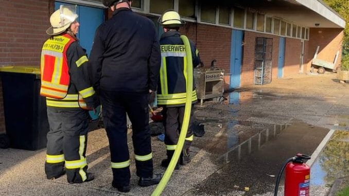 FW-WRN: FEUER_1 - LZ1 - brennt Mülltonne am Vereinsheim