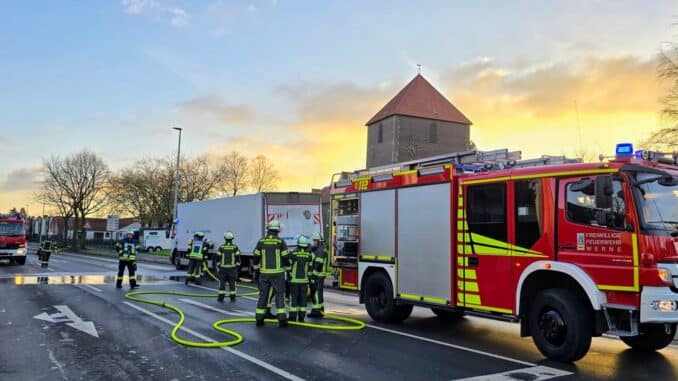 FW-WRN: FEUER_2 - LKW 18 Tonnen, brennt an Achse