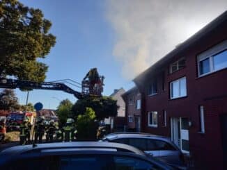 FW-WRN: FEUER_3 - LZ1 - LZ3 - MFH / Rauch / Feuer / Meldende noch im Haus