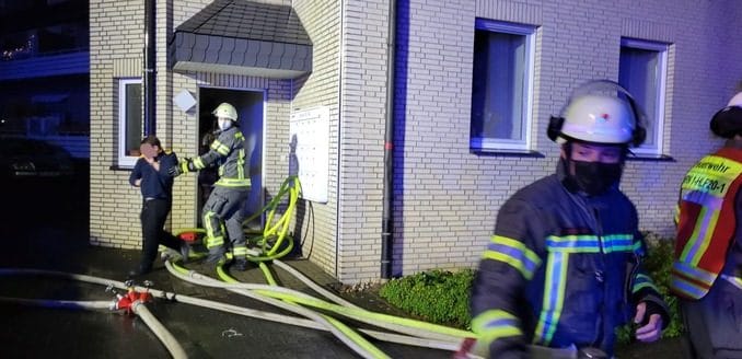 FW-WRN: FEUER_3 - LZ1 - ausgelöster Heimrauchmelder / Rauchentwicklung aus Wohnung / Tür wird nicht geöffnet