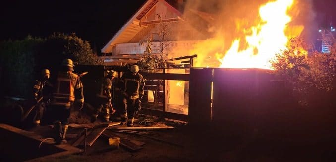 FW-WRN: FEUER_3 - LZ3 - LZ1 - Meldung über Pol, Gebäudebrand volle Ausdehnung, Adresse noch unklar