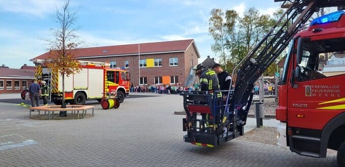 FW-WRN: Mit Martinshorn und Blaulicht ging es zur Uhlandgrundschule