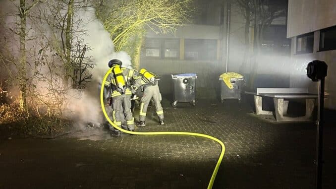 FW-WRN: Mülleimerbrand am Anne-Frank-Gymnasium