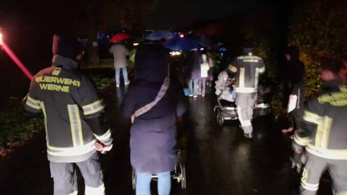 FW-WRN: Stimmungsvoller Martinszug der Feuerwehr durch Langern