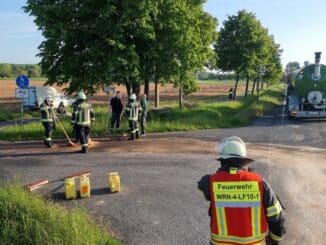 FW-WRN: TH_1 - LG4 - LZ1 - Kreuzungsbereich zur B54 / Zollstraße Ölspur mit Gefahr