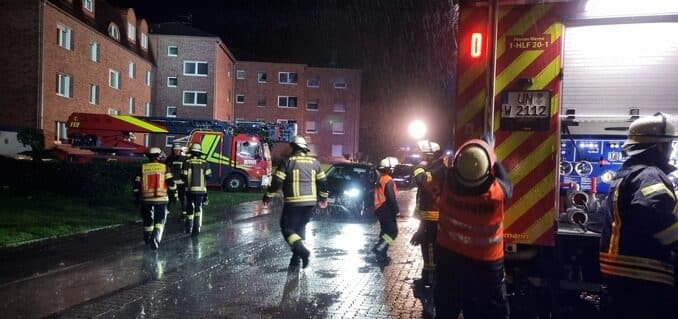 FW-WRN: TH_1 - LZ1 - Katze hängt nach Sturz vom Balkon in einer Regenrinne fest, droht zu fallen