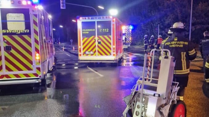 FW-WRN: TH_1 - LZ1 - VU 2PKW, fraglich auslaufende Betriebsmittel, 3 verl. Personen