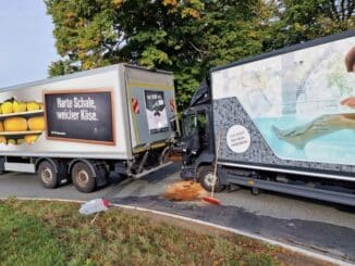 FW-WRN: TH_1 - LZ1 - VU LKW auf LKW im Kreisverkehr, 1 Verletzter, auslaufende Betriebsstoffe