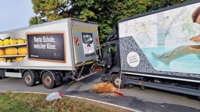FW-WRN: TH_1 - LZ1 - VU LKW auf LKW im Kreisverkehr, 1 Verletzter, auslaufende Betriebsstoffe