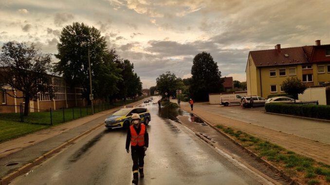 FW-WRN: TH_1 - Wasser ca. 20 cm hoch auf der Straße und läuft nicht ab / TH-1 - Tragehilfe für den Rettungsdienst / F_BMA - ausgelöste Brandmeldeanlage