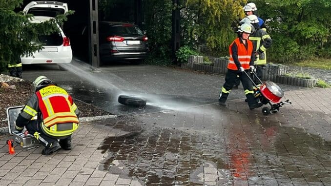 FW-WRN: TH_GAS - LZ1 - Gastank im Auto ist leck, Einfahrt riecht nach Gas