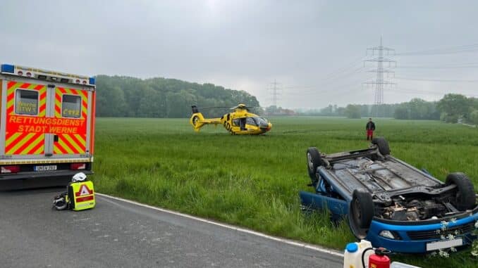 FW-WRN: TH_PERSON_KLEMMT - LG4 - LZ1 - LKW gegen PKW // PKW überschlagen