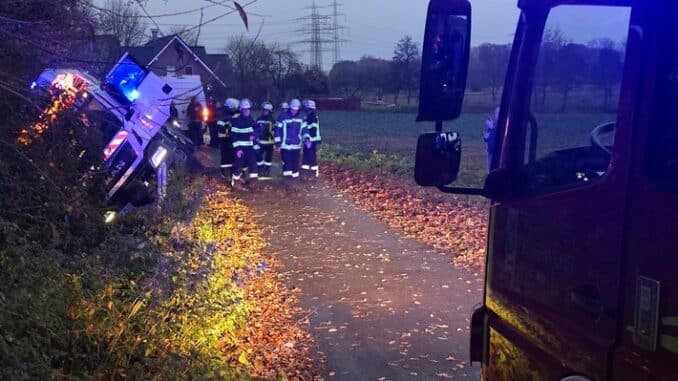 FW-WRN: TH_PERSON_KLEMMT - LKW, 2 Personen im Fahrzeug, im Graben
