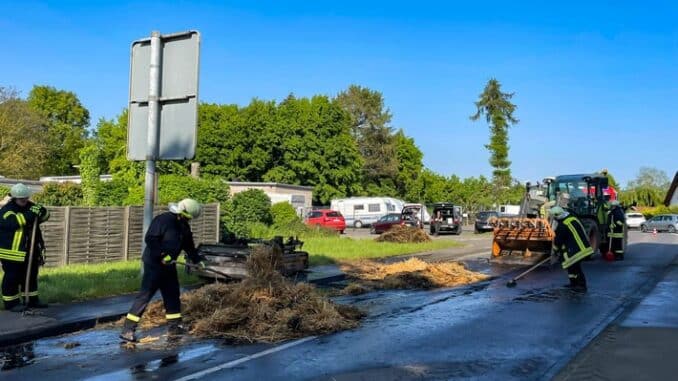FW Wachtberg: Brennende Strohballen auf PKW-Anhänger in Wachtberg-Arzdorf