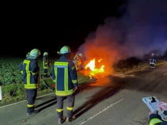 FW Wachtberg: Brennender PKW bei Wachtberg-Fritzdorf