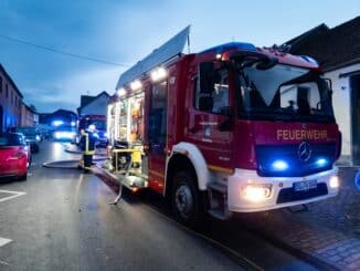 FW Wachtberg: Brennender Wohnwagen in Wachtberg-Arzdorf