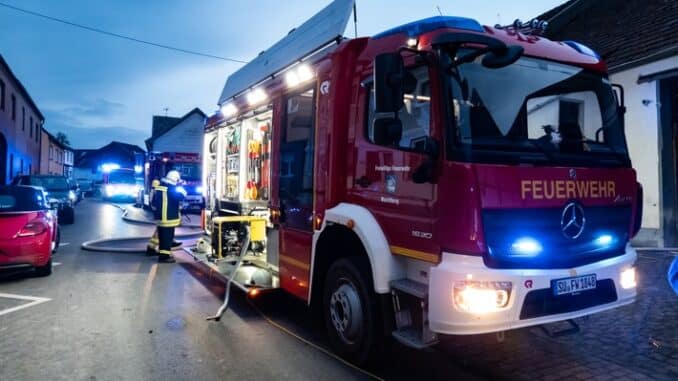 FW Wachtberg: Brennender Wohnwagen in Wachtberg-Arzdorf