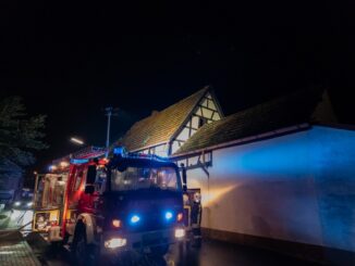 FW Wachtberg: Schwelbrand entlang eines Kamins in einem Fachwerkhaus in Wachtberg-Niederbachem