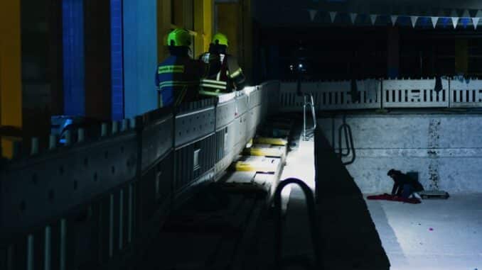 FW Wachtberg: Verunfallte Person und Brand in der Dusche. Ein Übungsabend im Berkumer Hallenbad