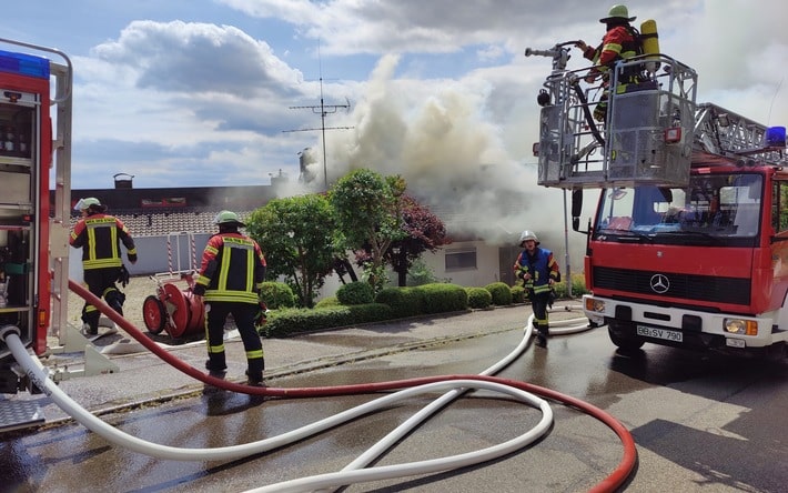 FW Weil der Stadt: Gebäudebrand mit starker Rauchentwicklung