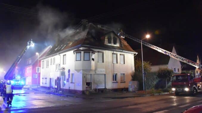 FW Weil der Stadt: Offener Dachstuhlbrand in Weil der Stadt-Merklingen