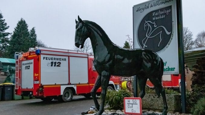 FW Wenden: &quot;Feuer 3 / Brennt Reiterhof!&quot; - Einheit Wenden festigt ihre Kompetenz im Umgang mit Großtieren