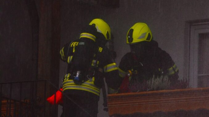 FW Wenden: Gasthof Scherer in Schönau brennt - Abschlussübung der Feuerwehr Wenden
