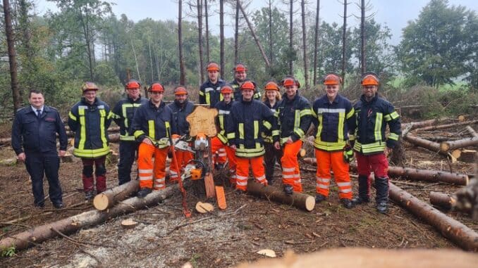 FW Wenden: Neue Motorkettensägenführer in der Feuerwehr Wenden