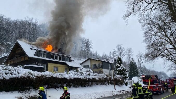 FW Wipperfürth: Dachstuhlbrand [B2G]