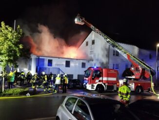 FW Witten: Nächtlicher Brand einer Werkstatthalle. keine Verletzten