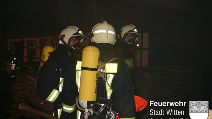 FW Witten: Nächtlicher Brand in Wohnanlage, keine Verletzten