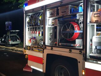FW Witten: Verkehrsunfall in Heven, drei Menschen schwer verletzt.