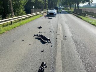 FW Xanten: Auslaufende Betriebsstoffe nach Verkehrsunfall in Birten