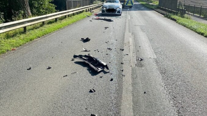 FW Xanten: Auslaufende Betriebsstoffe nach Verkehrsunfall in Birten