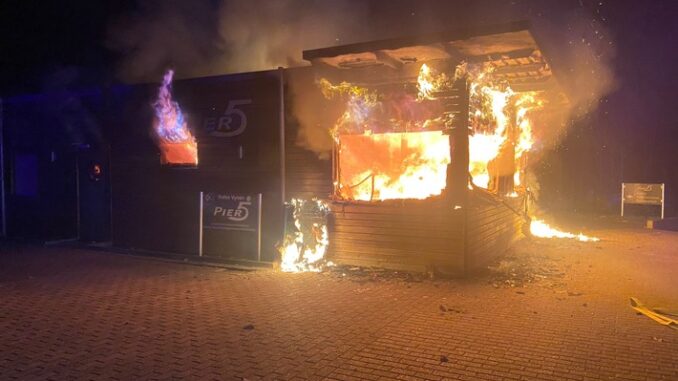 FW Xanten: Brand eines Gastronomiebetriebs an der Xantener Nordsee