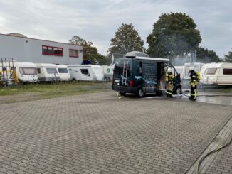 FW Xanten: Camper brennt auf Firmengelände