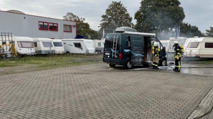 FW Xanten: Camper brennt auf Firmengelände