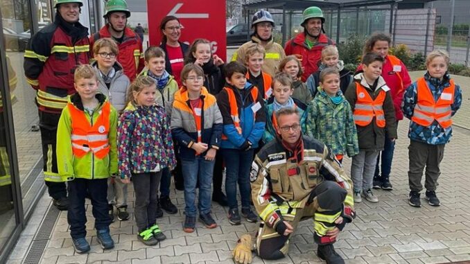 FW Xanten: Kinderfeuerwehr zu Gast bei der Firma ELTEN in Uedem